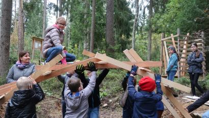 Archivbild: Grundschule Plößberg
Im Bauausschuss Plößberg kam die Frage nach einer möglichen Waldkinderkrippengruppe. Beim „grünen Klassenzimmer“ im Wald beim Großen Weiher (Bild) könnte ein möglicher Standpunkt sein.