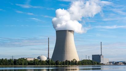 Archivbild: Armin Weigel
Die Atomkraftwerke (AKW) Isar 1 (rechts) und Isar 2 mit dem Kühlturm in der Mitte.