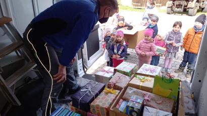 Bild: szl
45 Osternester packten die Wurzer Mädchen und Buben für die Kinder im Kindergarten St. Nikolaus und St. Rochus in Mayschoß im Ahrthal. Am Gründonnerstag werden die kleinen Geschenkpäckchen für eine Überraschung für die von der Flut betroffenen Kinder sorgen.