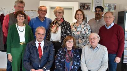 Bild: hcz
Die neue Vorstandschaft des Vereins "Kinderspielplatz Naabwiesen eV" mit Horst Fuchs (sitzend, links) an der Spitze.