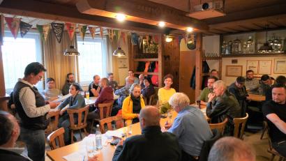 Bild: fvo
Petra Reil (links) spricht mit den Vereinsvertretern des Marktes Waldthurn die Veranstaltungstermine bis Dezember 2022 ab.