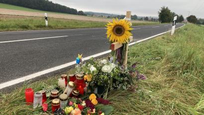 Archivbild: ca
An dieser Stelle traf der Motorradfahrer frontal auf den 18-Jährigen, der noch an der Unfallstelle verstarb.