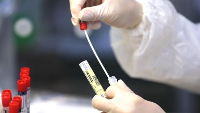 Symbolbild: Oliver Berg/dpa
In der Region Amberg-Sulzbach pendelt sich die 7-Tage-Inzidenz auf Werten von unter 1000 ein. Die Zahlen sind laut RKI aber mit Vorsicht zu genießen, da über die Feiertage weniger getestet werde.