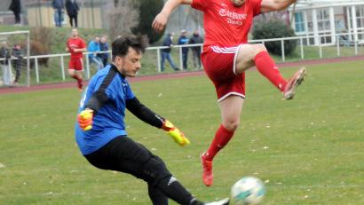 Bild: heh
Die SpVgg Wiesau und der SV Mitterteich II trennten sich am Gründonnerstag 2:2. Hier klärt der Mitterteicher Torwart Tobias Eckert (links) vor Patrick Oppl.