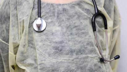 Bild: Robert Michael/dpa-Zentralbild/dpa
In ganz Europa stellen Kinderärzte Fälle von akuter Hepatitis bei Kinder fest. Gibt es einen Zusammenhang zu einer Corona-Erkrankung?