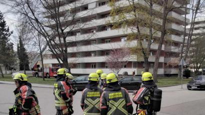 Bild: Löschzug Winzer der Freiwilligen Feuerwehr Regensburg/exb
Ein Großaufgebot an Rettungskräften rückte am Karfreitagvormittag nach der Meldung eines Hochhausbrandes in den Regensburger Westen aus. Es brannte auf einem Balkon, Personen wurden dank des schnellen Eingreifens nicht verletzt.