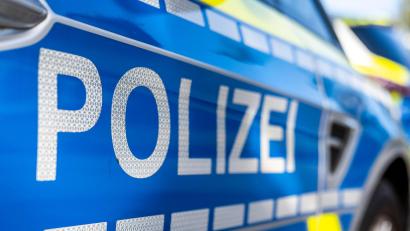 Bild: David Inderlied/dpa
Die Polizei schaut bei einer Frau, die mit blutigem Gesicht beim Einkaufen war, nach dem Rechten und trifft sie alkoholisiert an.