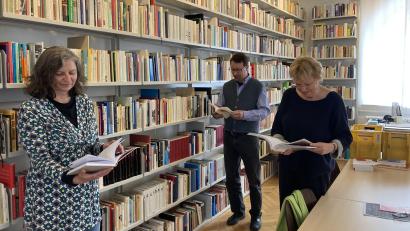 Bild: aks
Die Messe-Organisatoren Patricia Preuß, Markus Lommer und Maria Müller (von links) schmökern schon mal vorfreudig in regionaler Literatur.