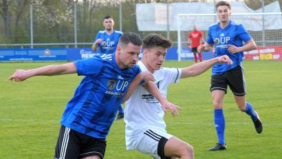 Bild: Werner Franken
Josef Rodler (links) erzielte beim 4:1-Sieg der SpVgg SV Weiden beim TSV Kareth das 1:0 für den Spitzenreiter der Landesliga Mitte.