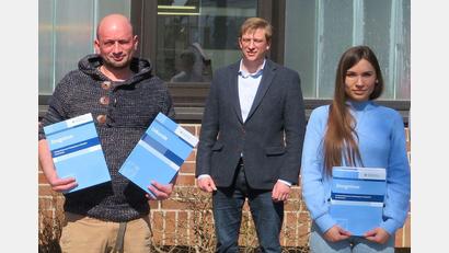Bild: HWK-Stumpf/exb
Tobias Knauer (Mitte) gratulierte Florian Pongratz und Maria Borisuk.