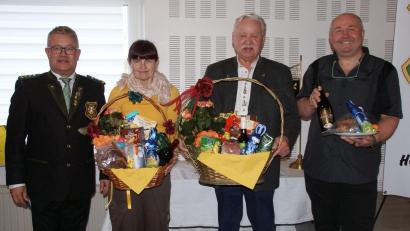 Bild: dop
Oberschützenmeister Wolfgang Sennfelder (links) freut sich mit den erfolgreichen Schützen Claudia Schneider, Waldemar Pirner und Joachim Schneider (rechts).