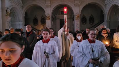 Bild: hir
Ein eindrucksvoller Moment in der Osternacht: Pfarrvikar Antony Mathew Karikanazhath trug die Osterkerze in die Pfreimder Pfarrkirche.