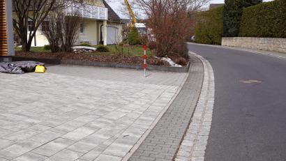 Bild: bkr
Dort, wo ein rotweiß angestrichener Poller steht, soll künftig eine Schikane Fahrradfahrer daran hintern, an der unübersichtlichen Stelle in den Weiherweg einzubiegen. Allerdings ist dort auch der Blickwinkel nach links durch Bewuchs stark eingeschränkt.