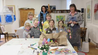 Bild: jzk
Das Bemalen von Ostereiern mit Susanne Vonhoff und Ina Memmel (hinten, von rechts) hat den Kindern großen Spaß gemacht.