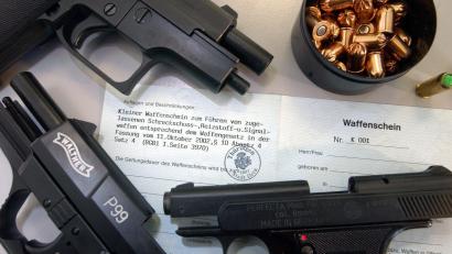 Symbolbild: Jan-Peter Kasper
Der 22-Jährige hatte keinen Waffenschein, der ihn zum Führen einer PTB-Waffe berechtigt hätte.
