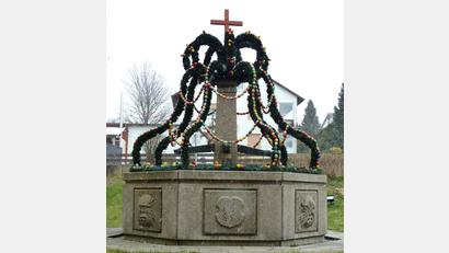 Bild: fvo
Mitglieder der Freien Wählergemeinschaft schmückten den Brunnen am Lobkowitzschloss in Waldthurn.