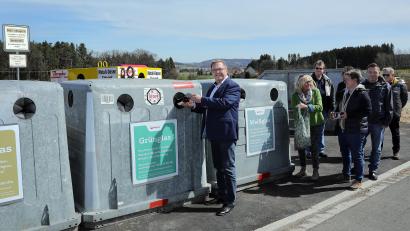 Bild: Wolfgang Steinbacher
Zur Einweihung eine Flasche Wein. Bürgermeister Martin Preuß wirft als einer der ersten Amberger Altglas in die Container am neuen Standort in Fuchsstein.