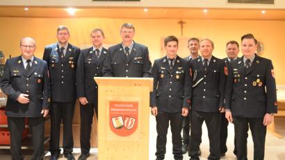 Bild: Andreas Brückmann
Der neue Vorstand der Hohenkemnather Feuerwehr mit den Offiziellen (von links): Kreisbrandinspektor Hubert Blödt, Kommandant Christoph Staudte, zweiter Vorsitzender Stefan Müller, Vorsitzender Christian Wenkmann, Kassier Thomas Kugler, Bürgermeister Albert Geitner, stellvertretender Kassier Michael Hofmann, Kreisbrandmeister Alexander Graf und Schriftführer Fabian Schildbach.