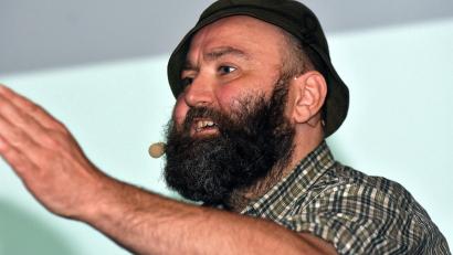 Bild: Stephan Huber
Der Woid Woife entführt seine Zuhörer in Ursensollen ins Abenteuer Wald: Ein magischer Abend mit Wolfgang Schreil im Kubus in Ursensollen.