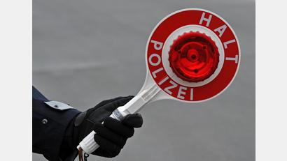 Symbolbild: Matthias Hiekel/dpa
Dank des Hinweises eines Anwohners konnte die Polizei in Amberg eine 21-Jährige stoppen, die nach einem Unfall an der Plechstraße die Flucht gegriffen hatte.