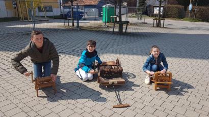 Bild: gi
In den Kartagen waren die Moosbacher Ministranten in und um Moosbach mit ihren großen und kleinen Ratschen unterwegs. Durch das Klappern ermahnten sie die Gläubigen zum Gebet und zum Kirchgang.