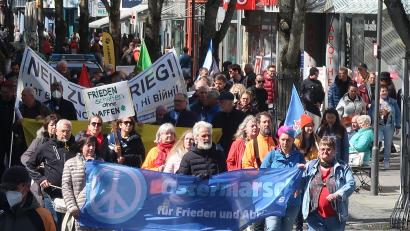 Bild: Kunz
Die Teilnehmer des Ostermarsches ziehen am Samstag durch die Max-Reger-Straße.