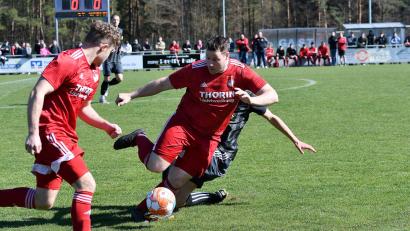 Bild: Nachtigall
Pfreimds Spielertrainer Bastian Lobinger (Mitte) setzt sich hier gegen einen Gegenspieler durch. Die SpVgg lag in Grafenwöhr lange zurück und gewann am Ende doch noch mit 2:1.