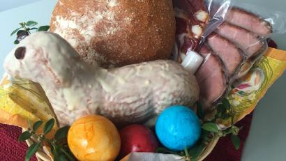Bild: ihl
In einen Osterkorb packt Kreisbäuerin Sabine Schindler Schinken, Brot gefärbte Eier, Salz und als Hingucker ein selbstgebackenes Osterlamm