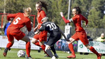 Bild: Hubert Ziegler
Drei gegen Eine: Sabrina Walter, Anna Vogl und Kapitänin Lena Götz (von links) vom TSV Theuern umzingeln in dieser Szene Tessa Glöckner (Mitte) vom FC Stern München.