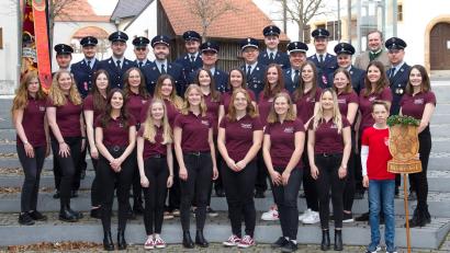Bild: Barbara Kreckl/exb
Die Festdamen der Brudersdorfer Wehr stellten sich mit Schirmherrn Bürgermeister Frank Zeitler (hinten rechts) und dem Festausschuss zum Erinnerungsbild für das Feuerwehrjubiläum.