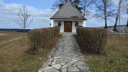 Bild: jr
Das Umfeld der Kapelle „Maria Frieden“ erhält ein neues hochwertiges Granitpflaster. Finanziert wird dies mit Mitteln aus dem Regionalbudget der Ikom Stiftland.