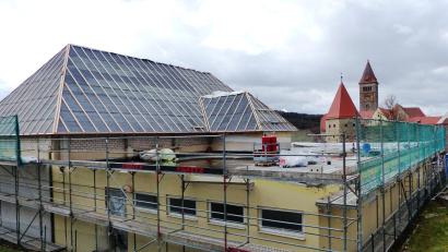 Bild: jp
Derzeit wird das Dach der Kastler Schulturnhalle saniert. Im Flachbereich wird das Dach begrünt.