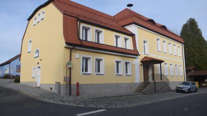 Bild: fz
Für die energetische Sanierung des Gemeindehauses in Wurz, die auf 900.000 Euro veranschlagt ist, stehen heuer 50.000 Euro Planungs- und 300.000 Euro Baukosten im Haushalt.. Der größte Posten dieses Jahr im Püchersreuther Haushalt.