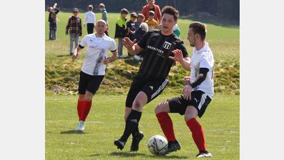 Bild: Andreas Pöhner
Der TSV Konnersreuth gewann am Ostermontag das Spitzenspiel bei der SpVgg 13 Selb mit 2:1. Max Hecht (schwarzes Trikot) erzielte beide Treffer.