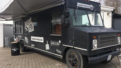 Bild: ihl
Zur Mittagszeit ist die "Nasche Kistn" auf dem Pearls-Parkplatz geöffnet. Es gibt warme Mahlzeiten und Getränke, nicht nur für Berufstätige. .