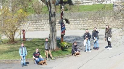 Bild: sl
Die Ministranten starten am Dorfkreuz, um dann das Angelus-Läuten zu erinnern.