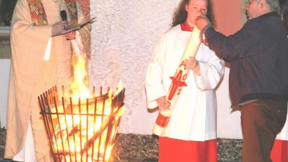 Bild: do
Die Feier der Auferstehung Jesu begann mit der Segnung des Osterfeuers und dem Entzünden der Osterkerze. Sie symbolisiert den Übergang vom Dunkel zum Licht