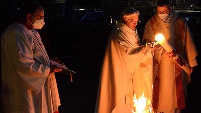 Bild: Kunz
Stadtpfarrer Gottfried Schubach (Mitte) und Pfarrvikar Reinald Bogensperger (rechts) entzünden die Osterkerze am Osterfeuer.