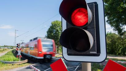 Symbolbild: Julian Stratenschulte/dpa
Vor der Lichtzeichenanlage am Bahnübergang in Hohenstadt hat sich am Ostersonntag ein Auffahrunfall ereignet.