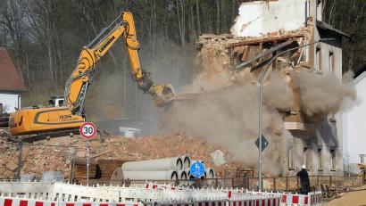 Bild: Wolfgang Steinbacher
Das ehemalige Hotel Gall an der Sulzbacher Straße wird abgebrochen. An seiner Stelle entstehen zwei Mehrfamilienhäuser. Die Abbruchbagger der Firma Englhard leisten hier ganze Arbeit.
