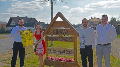 Bild: FOTO_GOEBL
Vorsitzender Patrick Lehmeier, Oberkirwamoidl Leonie Weigl, Oberkirwabursch Thomas Schwab und 2. Vorsitzender Philipp Müller freuen sich schon auf die Kirwa in Ammersricht.