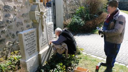 Bild: do
Steinmetz- und Bildhauermeister Georg Doreth und Alfons Ritter bei den letzten Arbeiten zur Restaurierung des Denkmals für die Oberbibracher Toten des Artilleriebeschusses vom 19. April 1945.