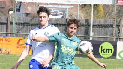 Bild: Gebert
Der SV Mitterteich holte beim Oster-Doppelpack gegen Türkspor Nürrnberg und den SV Schwaig sechs Punkte. David Dobras (rechts), der hier den Ball vor Nico Fleischmann annimmt, erzielte gegen Schwaig den Siegtreffer.