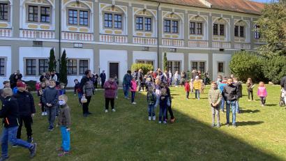Bild: Markus Scharnagl/exb
Viele Familien waren am Ostersonntag in Waldsassen im Pfarrgarten bei der Ostereisuche dabei. Organisiert hatte diese der Sachausschuss Ehe und Familie im Pfarrgemeinderat Waldsassen.