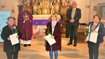 Bild: Hans Apfelbacher/exb
In der Pfarrei Freihung werden drei Pfarrgemeinderätinnen verabschiedet (von links): Christine Kummer, Pfarrer Benny Joseph, Christine Götz, Georg Fritsche und Bernadette Bäuml.