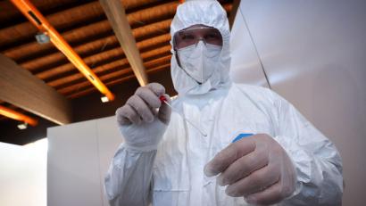 Symbolbild: Karl-Josef Hildenbrand/dpa
Ein medizinischer Angestellter nimmt einen Abstrich für einen Coronatest.