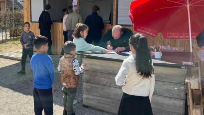 Bild: adj
Alle Hände voll zu tun hatte Organisator Jens Simon beim Ausfüllern der Laufkarten für die Kinder.