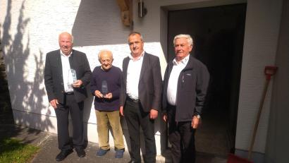 Bild: aun
Für das Engagement zugunsten der DJK Utzenhofen ausgezeichnet (von links): die beiden Geehrten Herbert Braun und Johann Biller, Vorsitzender Albert Wittmann und DJK-Beirat Wendelin Lehmeier.