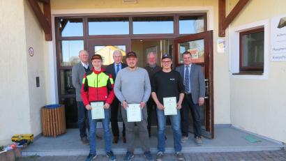 Bild: Eckl/exb
Alex Pohmer, Elias Lautenschlager, Schwandorf und Martin Ott, Deining (vordere Reihe von links) belegten die ersten drei Plätze beim Regionalentscheid des Forstlichen Wettbewerbs.