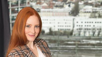 Bild: @Angermaier
Barbara Meier mit den ersten Dirndl-Entwürfen.